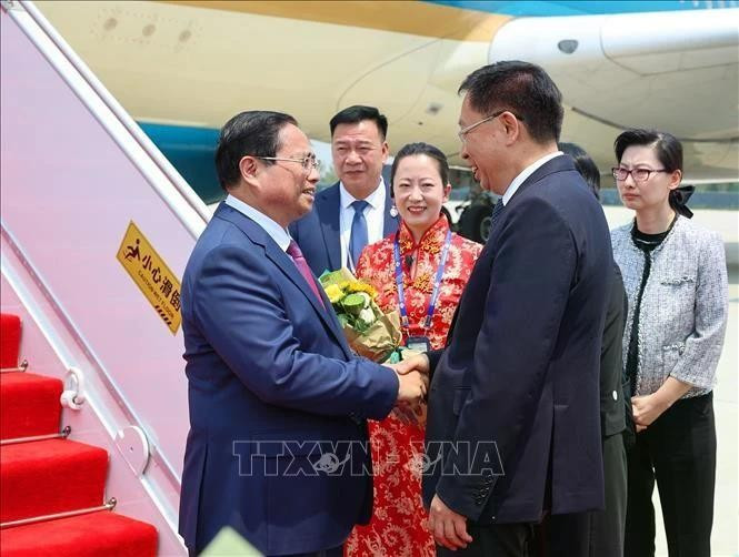 Prime Minister Pham Minh Chinh is welcomed at the Tianjin Binhai International Airport. (Photo: VNA)