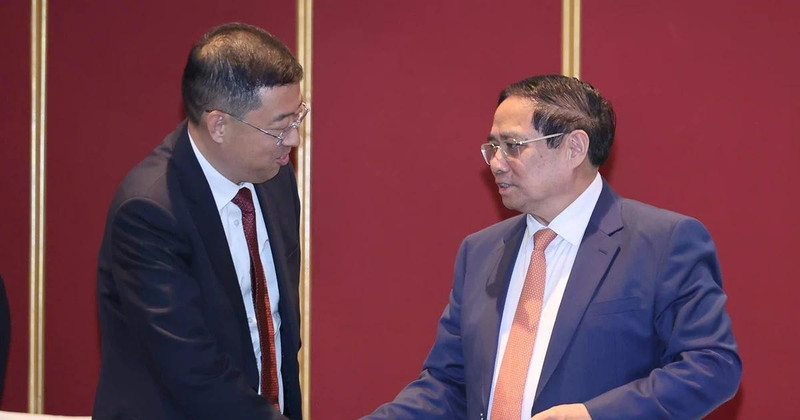 Prime Minister Pham Minh Chinh (right) meets Chairman of the Bank of China (BOC) Ge Haijiao on June 24, 2025. (Photo: VNA)