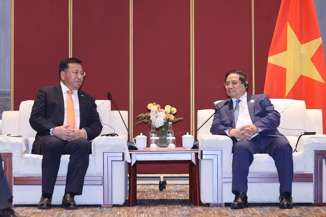 Prime Minister Pham Minh Chinh meets with Dai Hegen, Chairman of China Railway Construction Corporation (CRCC). (Photo: VNA)