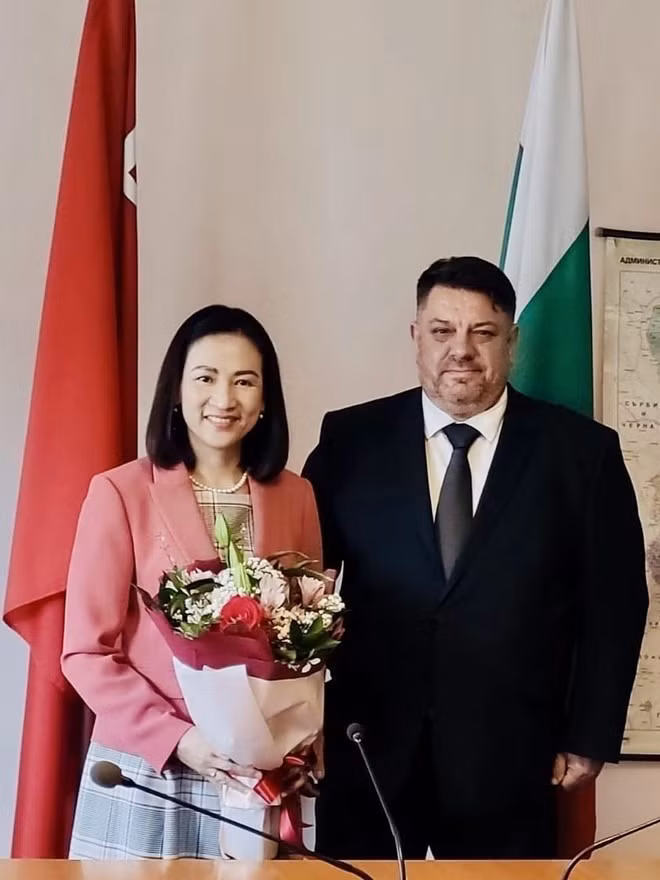 Vietnamese Ambassador to Bulgaria Nguyen Thi Minh Nguyet and Chairman of the Bulgarian Socialist Party and Deputy Prime Minister of Bulgaria Atanas Zafirov (Photo: VNA)
