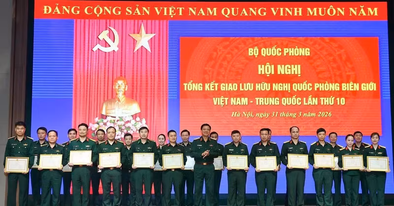 Senior Lieutenant General Nguyen Truong Thang presented certificates of merit from the minister of national defence to representatives of individuals with outstanding achievements during the exchange.