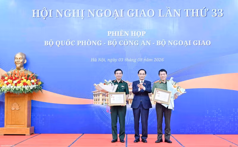From left: Deputy Prime Minister and Minister of National Defence Gen. Phan Van Giang, Minister of Foreign Affairs Le Hoai Trung and Minister of Public Security Gen. Luong Tam Quang at the joint meeting on August 3, part of the 33rd Diplomatic Conference. (Photo: VNA)