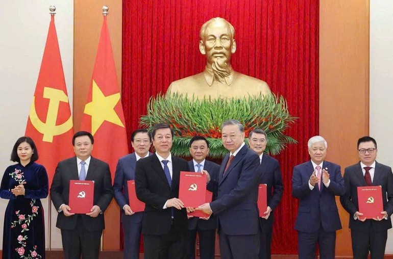 General Secretary To Lam presents Decision No. 223-QD/TW dated December 28, 2024, of the Politburo on the functions, tasks, and organisational structure of the Su That National Political Publishing House to Vu Trong Lam, Director–Editor-in-Chief of the Su That National Political Publishing House, on December 31, 2024.