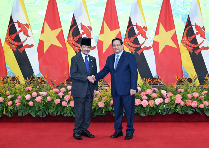 Prime Minister Pham Minh Chinh and Brunei's Sultan Haji Hassanal Bolkiah.