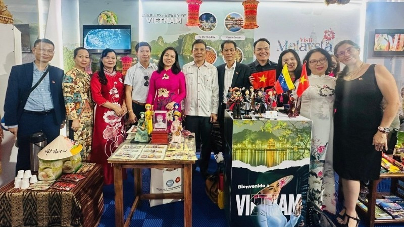 Officials of the Vietnamese Embassy in Venezuela visit the booth of Vietnamese businesses.