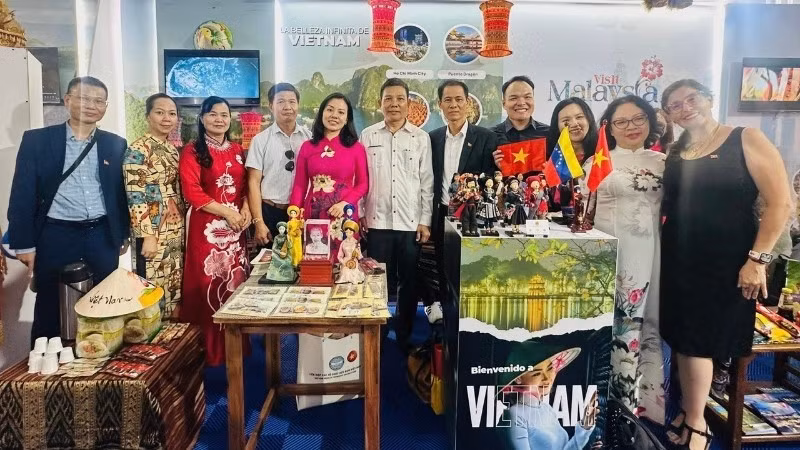 Officials of the Vietnamese Embassy in Venezuela visit the booth of Vietnamese businesses.