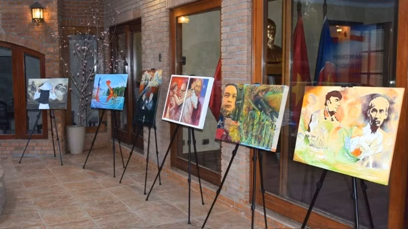 An overview of the exhibition featuring works submitted to the “Chile–Viet Nam: 55 Years of Diplomatic Relations” painting competition. (Photo: Courtesy of the Embassy of Viet Nam in Chile)