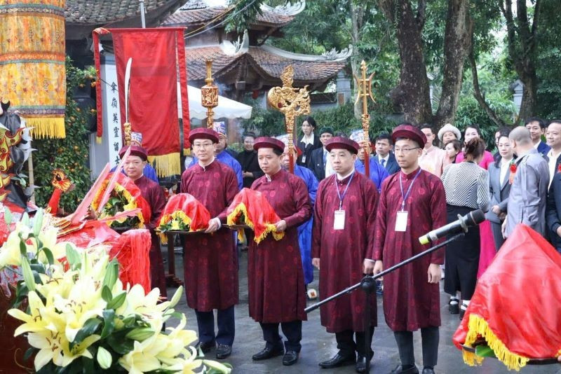 Local leaders of Ba Vi Commune and residents perform an incense-offering ritual to worship Tan Vien Mountain Saint.