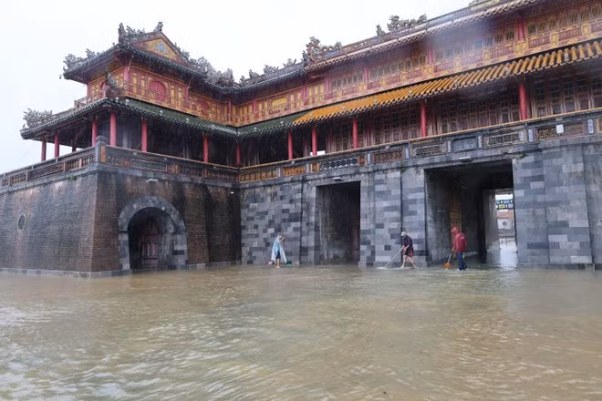 Staff of the Hue Monuments Conservation Centre clean up flooded areas of the Hue Imperial Citadel on October 29, 2025. (Photo: VNA)