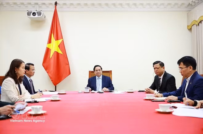 Prime Minister Pham Minh Chinh and officials of Viet Nam in the phone talks with Kuwaiti Prime Minister Sheikh Ahmed Abdullah Al-Ahmad Al-Sabah on March 9 (Photo: VNA)