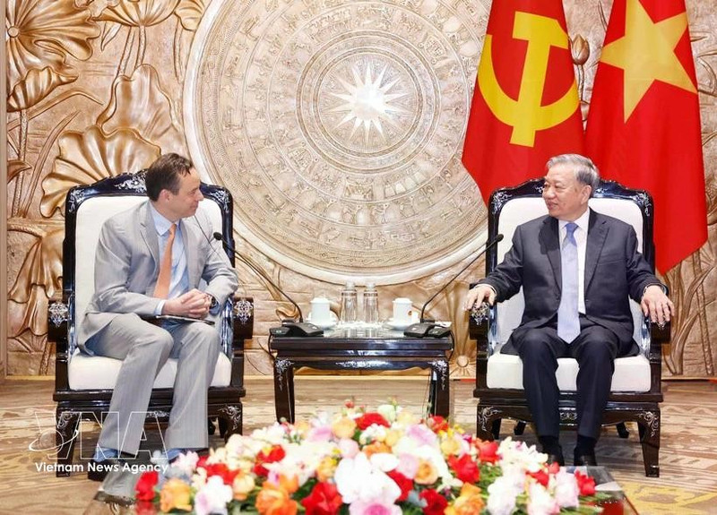 General Secretary of the Communist Party of Viet Nam Central Committee To Lam (right) receives Scott Strazik, President and CEO of GE Vernova, in Ha Noi on March 9, 2026. (Photo: VNA)