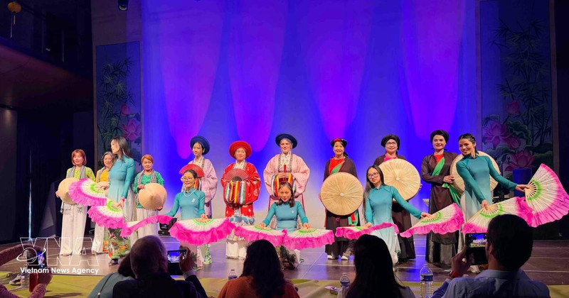An ao dai fashion show at the grand music programme on March 8, presented by the Vietnamese ao dai heritage club in Belgium in coordination with the UGVB Women’s Association. (Photo: VNA)