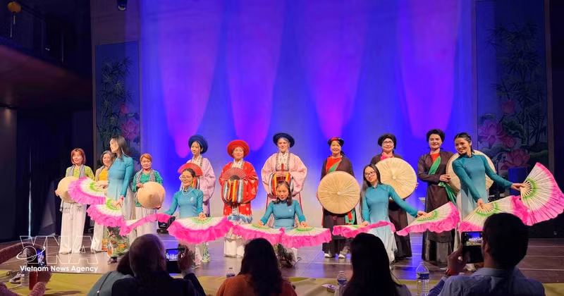 An ao dai fashion show at the grand music programme on March 8, presented by the Vietnamese ao dai heritage club in Belgium in coordination with the UGVB Women’s Association. (Photo: VNA)