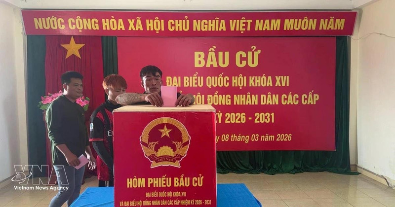 Fishermen cast their ballots at the Da Le polling station in Truong Sa special zone of Khanh Hoa province. (Photo: VNA)