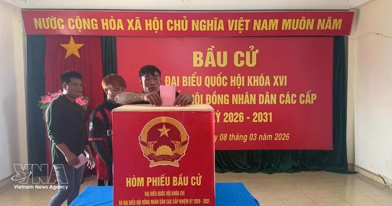 Fishermen cast their ballots at the Da Le polling station in Truong Sa special zone of Khanh Hoa province. (Photo: VNA)