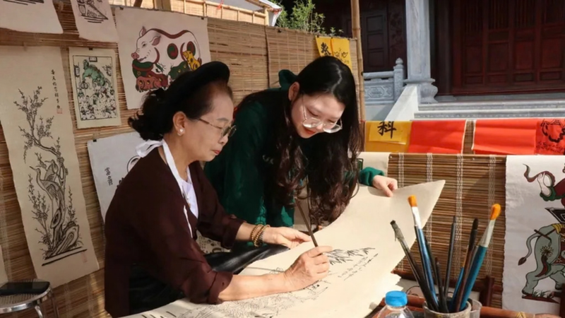 Visitors learn about the process of making Dong Ho folk paintings. (Photo: VNA)