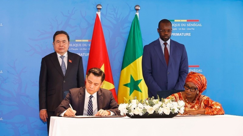 NA Chairman Tran Thanh Man and Prime Minister Ousmane Sonko witness the signing of a Memorandum of Understanding on cooperation between the Ministry of Foreign Affairs of Viet Nam and the Ministry of African Integration and Foreign Affairs of Senegal. (Photo: VNA)