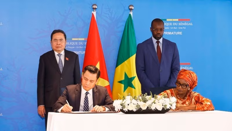 NA Chairman Tran Thanh Man and Prime Minister Ousmane Sonko witness the signing of a Memorandum of Understanding on cooperation between the Ministry of Foreign Affairs of Viet Nam and the Ministry of African Integration and Foreign Affairs of Senegal. (Photo: VNA)