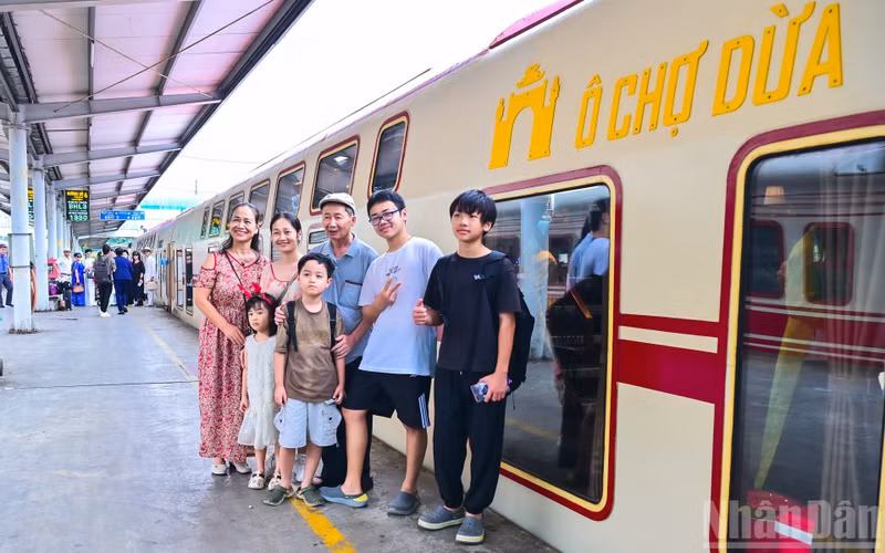 Families of several generations took commemorative photos before the journey began.
