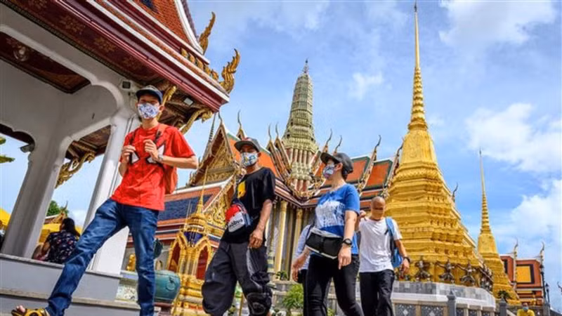 Visitors tour the Grand Palace in Bangkok, Thailand. (Photo: VNA)