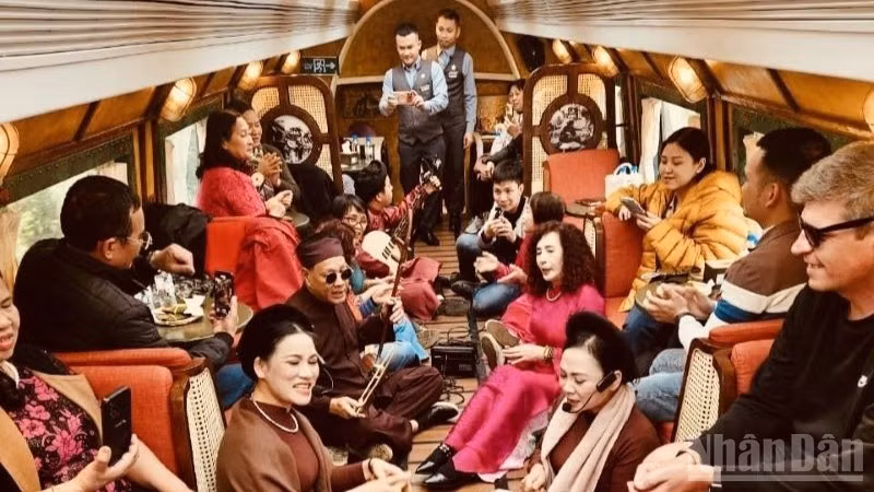 In the early days of the Year of the Horse, the cultural tourism train “Ha Noi Five Gates” Train (The Ha Noi Train) officially launched a special programme entitled Bringing Spring Home.