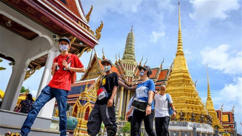 Visitors tour the Grand Palace in Bangkok, Thailand. (Photo: VNA)