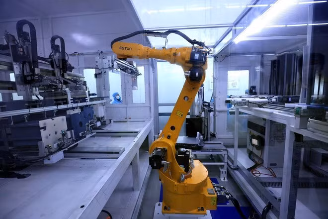 Autonomous robots operating on a solar panel production line in a factory in Phu Tho province. (Photo: VNA)