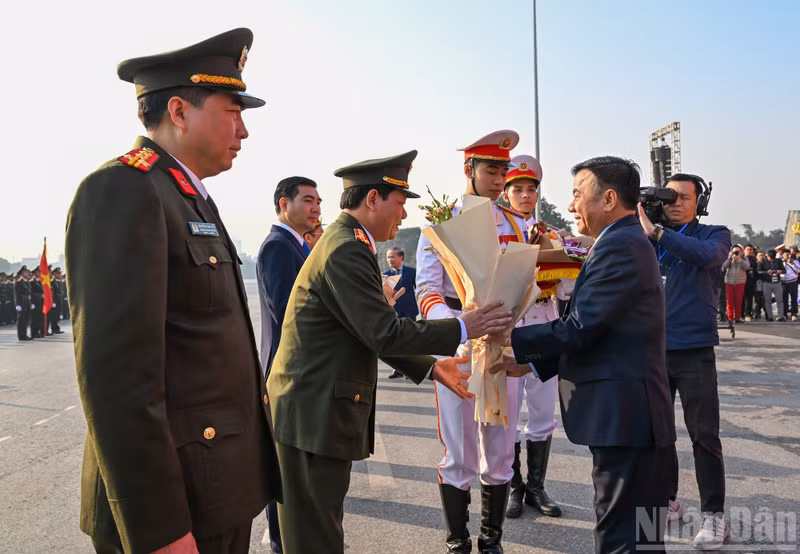 Politburo member, standing member of the Party Central Committee’s Secretariat and head of the subcommittee for the organisation of the congress Tran Cam Tu, presents flowers to the participating forces. (Photo: DUY LINH)