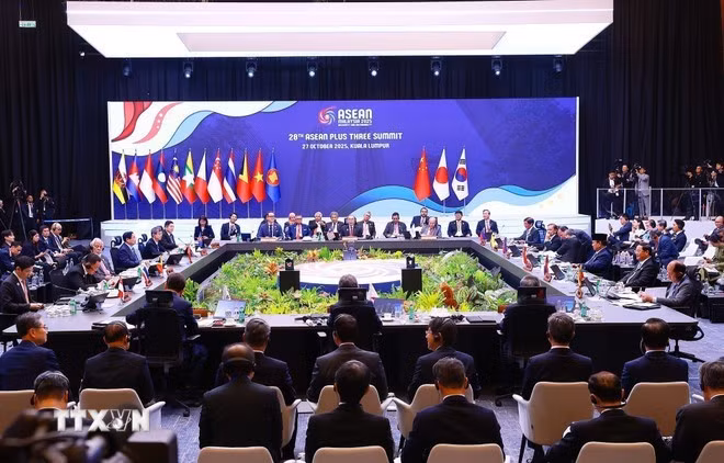 At the 28th ASEAN Plus Three Summit in Kula Lumpur on October 27. (Photo: VNA)