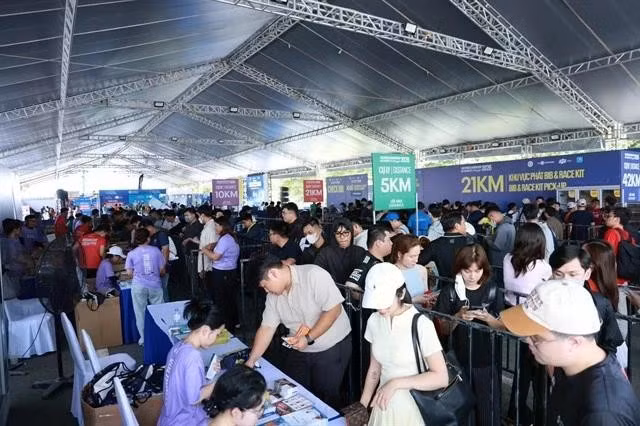 Runners take their race kit of the fourth VnExpress Marathon Ho Chi Minh City Midnight 2026 which will be held on March 22. (Photo courtesy of VnExpress)