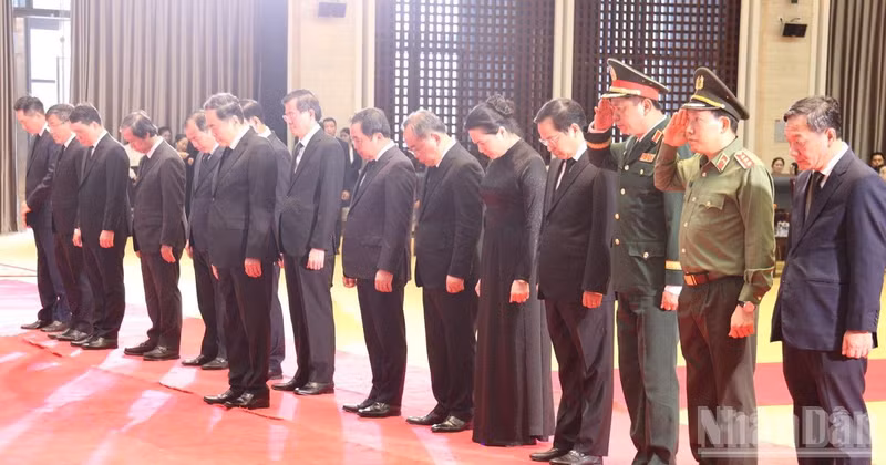Chairman of the National Assembly Tran Thanh Man leads a high-level delegation of the Party and State of Viet Nam to pay respects to the late Xaysomphone Phomvihane, Politburo Member and President of the National Assembly of Laos. (Photo: DUY TOAN)