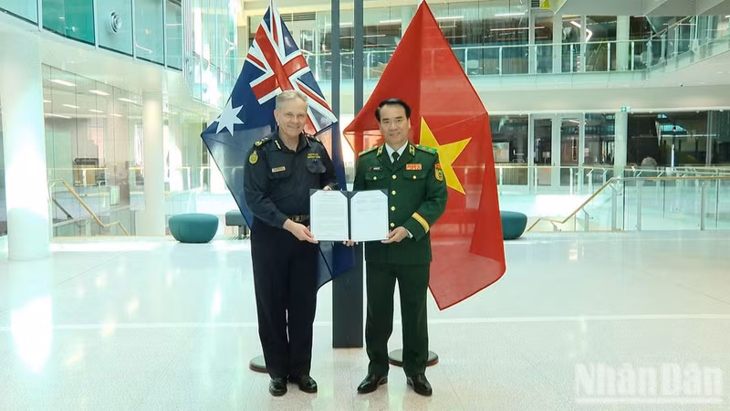 Lieutenant General Vu Trung Kien, Member of the Party Central Committee and Commander of the Viet Nam Border Guard, meets with Gavan Reynolds, Commissioner of the Australian Border Force. (Photo: THU TRANG)