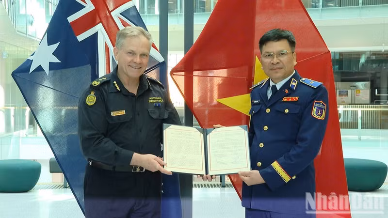 Major General Le Dinh Cuong, Commander of the Viet Nam Coast Guard, meets with Gavan Reynolds, Commissioner of the Australian Border Force. (Photo: THU TRANG)