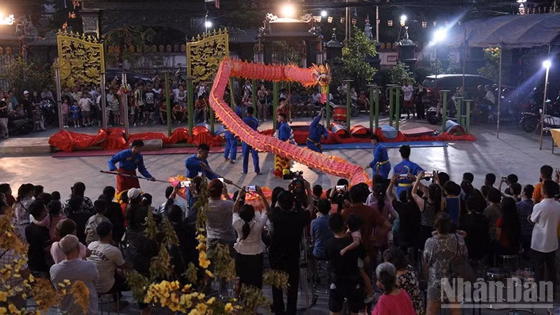 A dragon dance performance imbued with distinctive Vietnamese cultural identity. (Photo: Duy Toan)