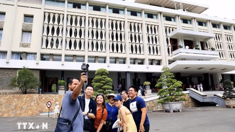 Chinese tourists visit the Independence Palace, one of the historic landmarks in Ho Chi Minh City. (Photo: VNA)