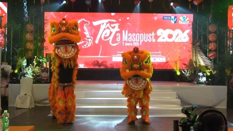This year’s festival was made more distinctive with the addition of a Vietnamese lion dance performance. (Photo: Courtesy of the Embassy of Viet Nam in the Czech Republic)