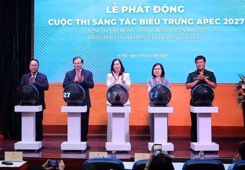 Delegates launch a nationwide competition to design the official logo and visual identity for APEC Viet Nam 2027 on July 31 (Photo: VNA)