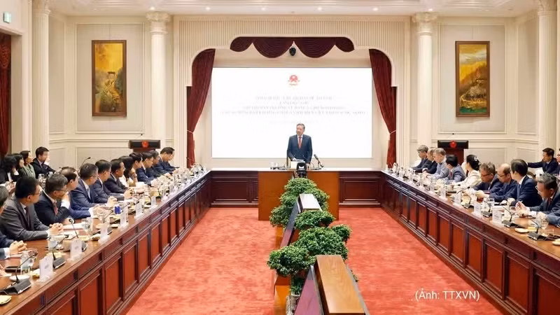 Party General Secretary and State President To Lam holds a working session with the Ministry of Foreign Affairs' leadership and Vietnamese ambassadors and heads of representative missions abroad in Ha Noi on July 31. Photo: VNA