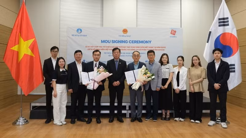Ambassador Vu Ho poses for a photograph with delegates attending the signing ceremony. (Photo courtesy of the Embassy of Viet Nam in the Republic of Korea)