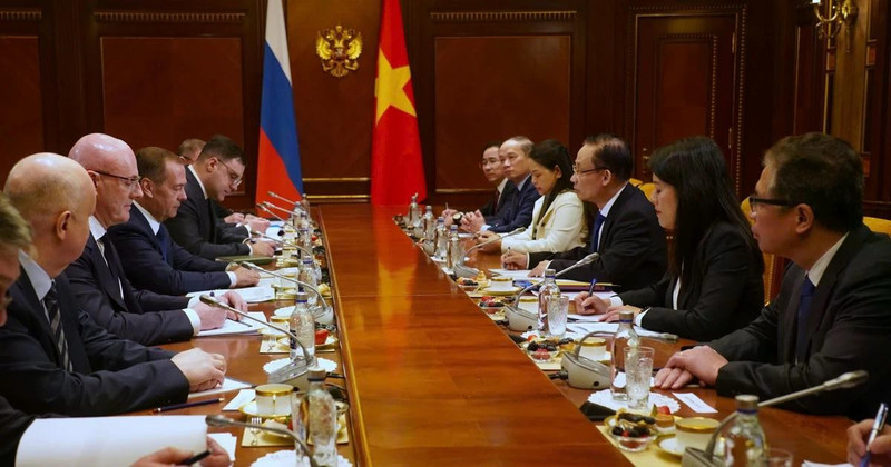 Special Envoy of General Secretary of the Communist Party of Viet Nam (CPV) Central Committee To Lam, Politburo member, and Minister of Foreign Affairs Le Hoai Trung at his meeting with Dmitry Medvedev, Chairman of the United Russia Party, in Moscow on February 24. (Photo: released by VNA)