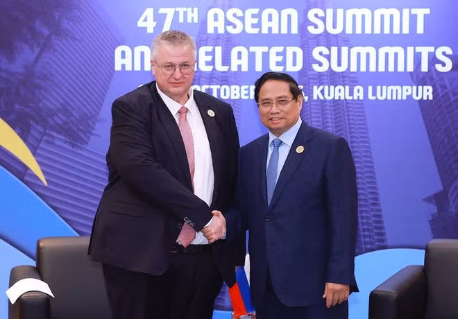 PM Pham Minh Chinh (R) meets with Russian Deputy PM Alexey Overchuk in Kuala Lumpur on October 27. (Photo: VNA)