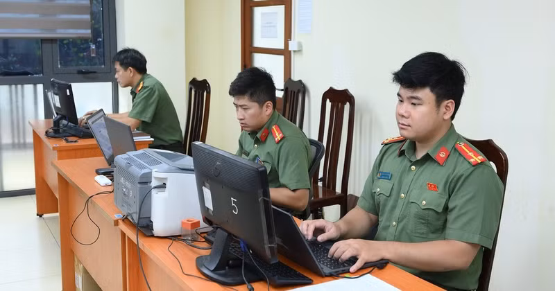 Officers from the Department for Cybersecurity and High-Tech Crime Prevention under the Ha Noi Police process information related to online fraud. (Photo: NGUYEN DANG)