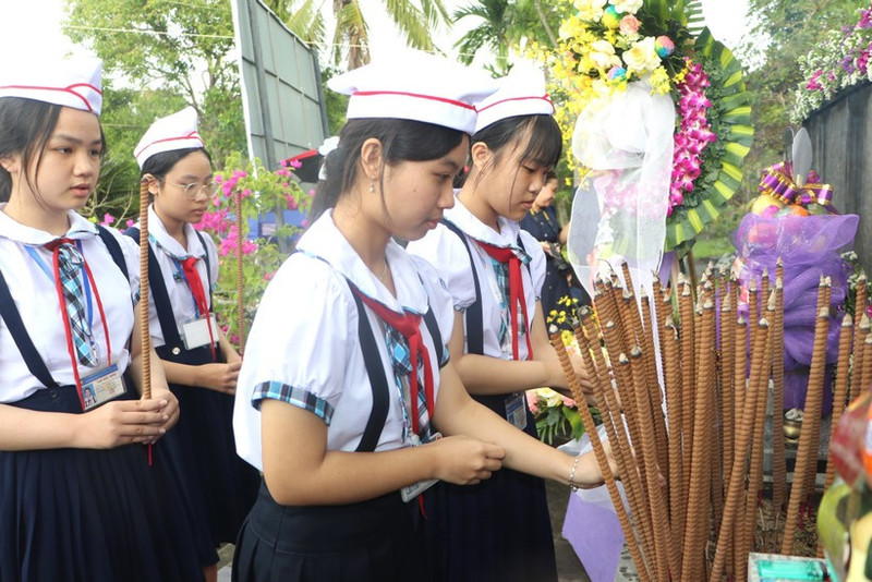 Students offer incense in memory of the 504 innocent civilians killed in the Son My Massacre 58 years ago. (Photo: VNA)