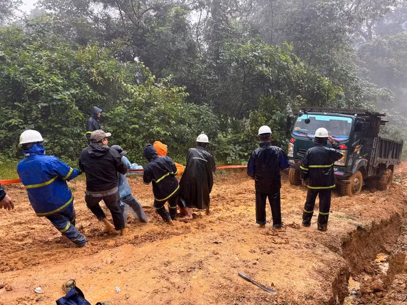 Workers of the Quang Tri power company are overcoming difficulties to restore electricity supply to all remote villages before December 15. (Photo: VNA)