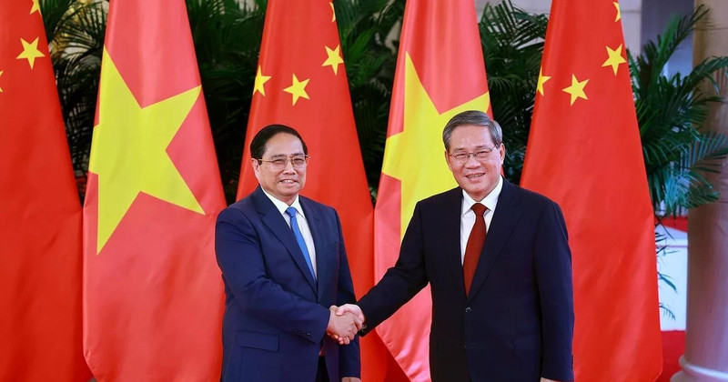 Prime Minister Pham Minh Chinh (left) and Chinese Premier Li Qiang at their meeting in Tianjin on June 24 (Photo: VNA)