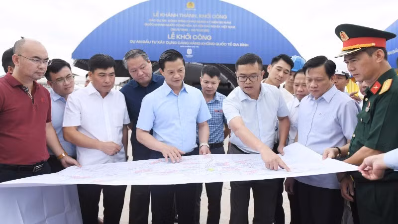 Bac Ninh People’s Committee Chairman Vuong Quoc Tuan inspects the implementation of the Gia Binh International Airport project.
