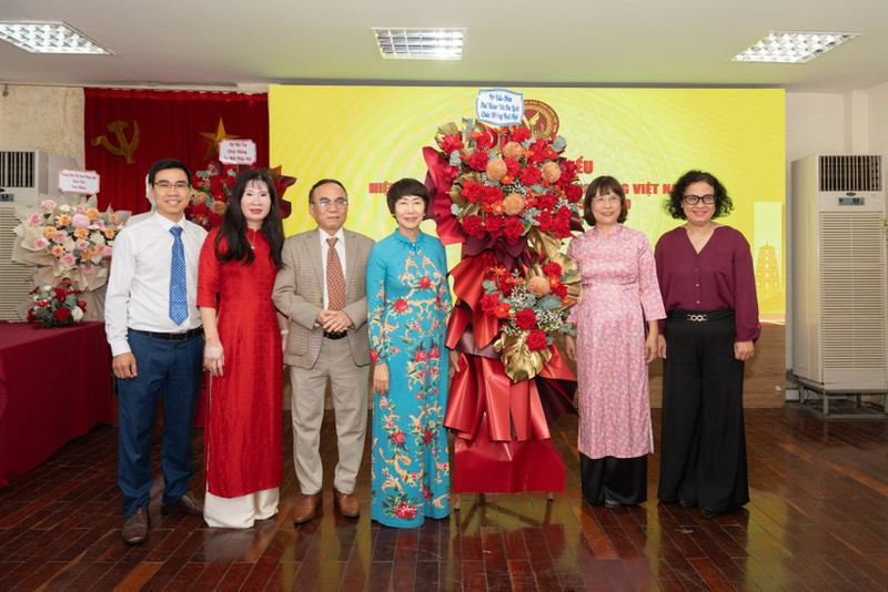 A representative of the Department of Grassroots Culture, Family and Library under the Ministry of Culture, Sports and Tourism presents flowers to the Association’s Standing Committee. (Photo: Organising Committee)