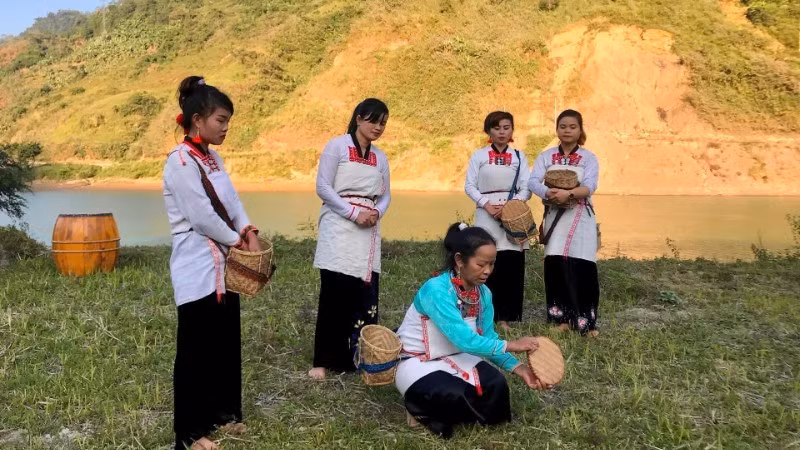 Artisan Lo Thi Chuong instructs the Nam Sao 1 village art troupe in practising traditional dances.