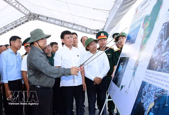 Prime Minister Pham Minh Chinh inspects the Phu Quoc International Passenger Port project. (Photo: VNA)