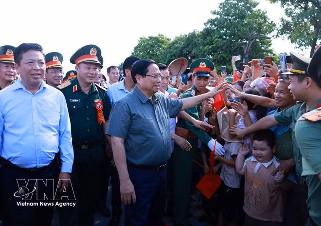 Prime Minister Pham Minh Chinh meets with residents in the area of the new Phong Chau bridge project on National Highway 32C. (Photo: VNA)